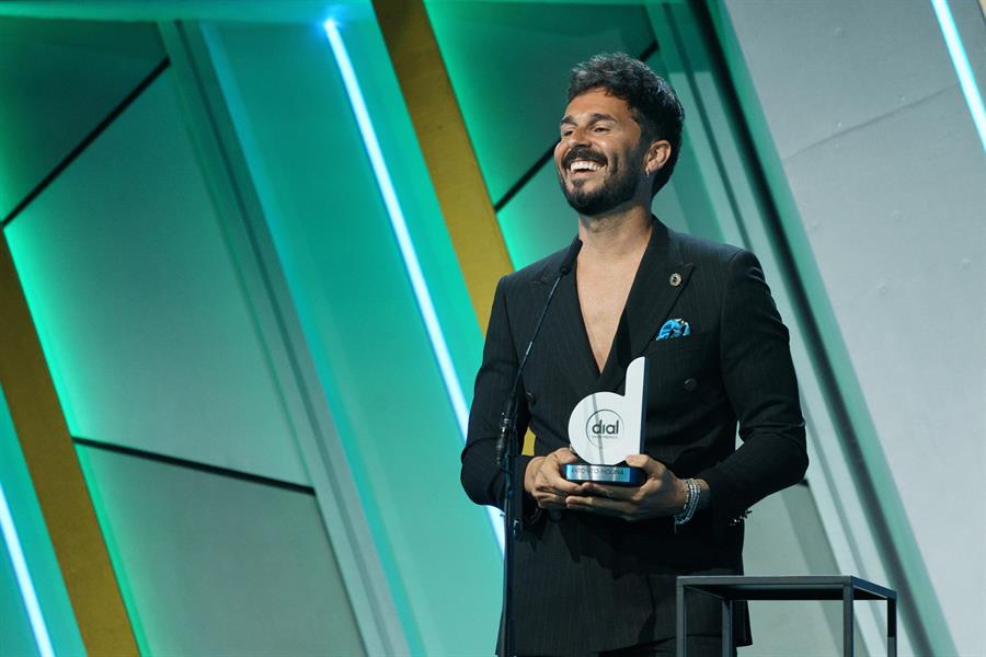 El cantante Antoñito Molina recibe su galardón durante la gala de los XXVIII Premios Dial que se celebra este jueves en el Recinto Ferial de Santa Cruz de Tenerife EFE/Ramón de la Rocha