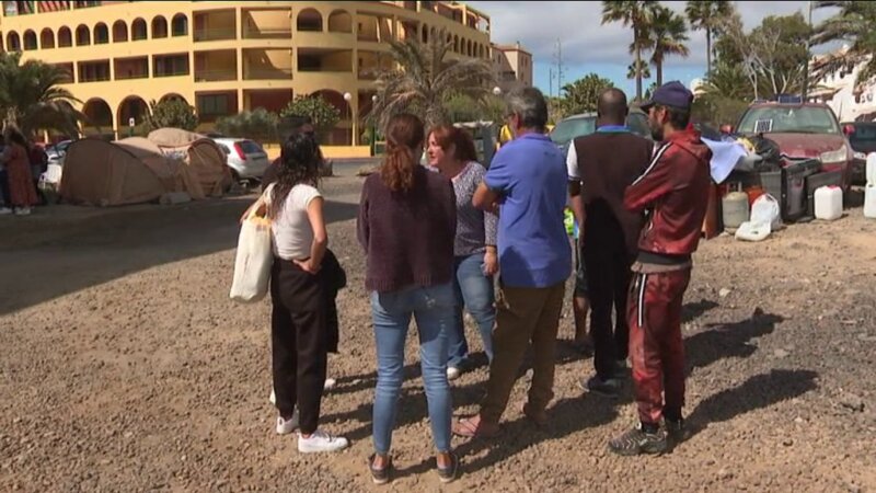 Desalojados del edificio hablan con los servicios sociales del Ayuntamiento. Imagen RTVC