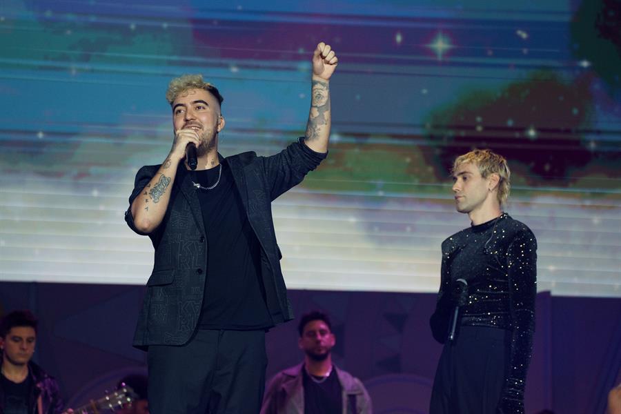 Los cantantes Beret (i) y Mr. Rain (d), durante la gala de los XXVIII Premios Dial que se celebra este jueves en el Recinto Ferial de Santa Cruz de Tenerife EFE/Ramón de la Rocha