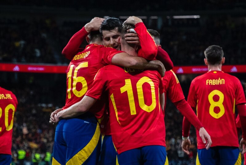 Imagen de celebración final del partido amistoso entre España y Brasil (3-3) en el Bernabéu. Foto RFEF
