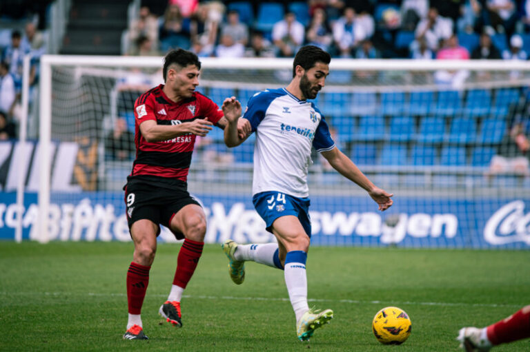 2-1. El Tenerife apacigua sus nervios al derrotar a un Mirandés que alarga su desplome