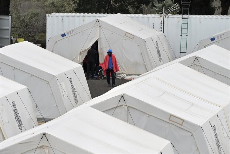 Cuatro fallecidos entre 68 migrantes rescatados de un cayuco cerca de El Hierro