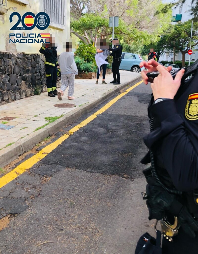 Detenido en Tenerife al amenazar con arrojarse desde un balcón con su bebé