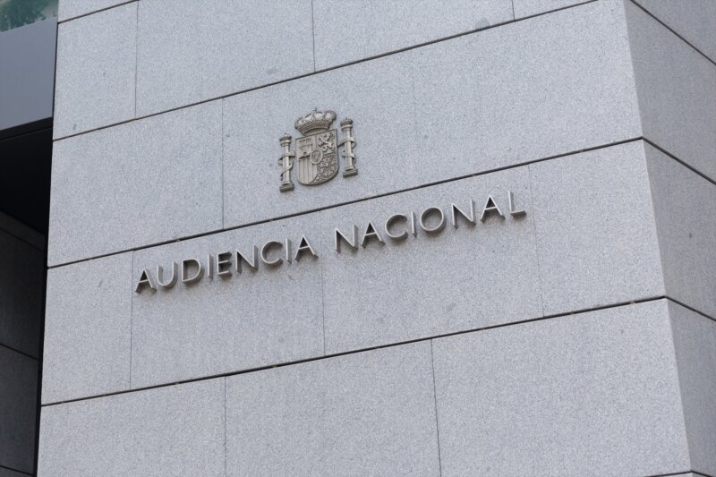 El juez bloquea 88 cuentas bancarias. Imagen: Fachada de la Audiencia Nacional. Eduardo Parra / Europa Press 