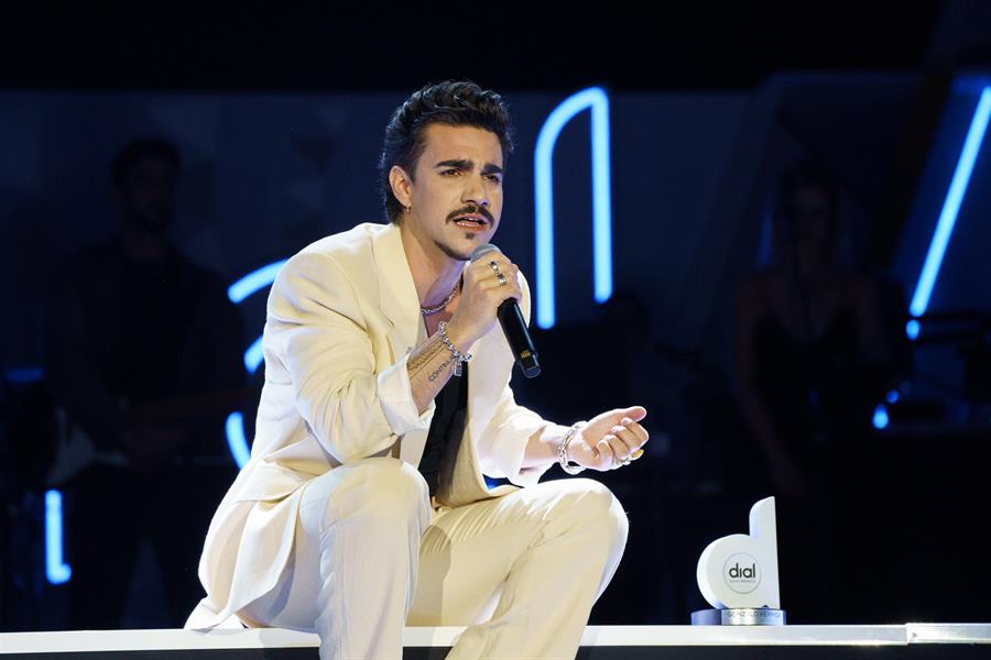 El cantante Gonzalo Hermida durante la gala de los XXVIII Premios Dial que se celebra este jueves en el Recinto Ferial de Santa Cruz de Tenerife EFE/Ramón de la Rocha