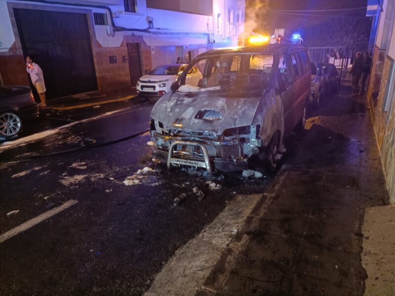 Imagen de la actuación por la quema de coches en Arrecife. Foto Consorcio de Seguridad y Emergencias 