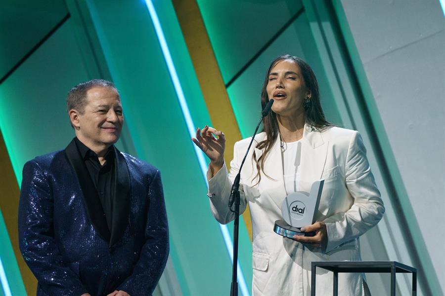 La cantante India Martínez recibe su premio durante la gala de los XXVIII Premios Dial que se celebra este jueves en el Recinto Ferial de Santa Cruz de Tenerife EFE/Ramón de la Rocha