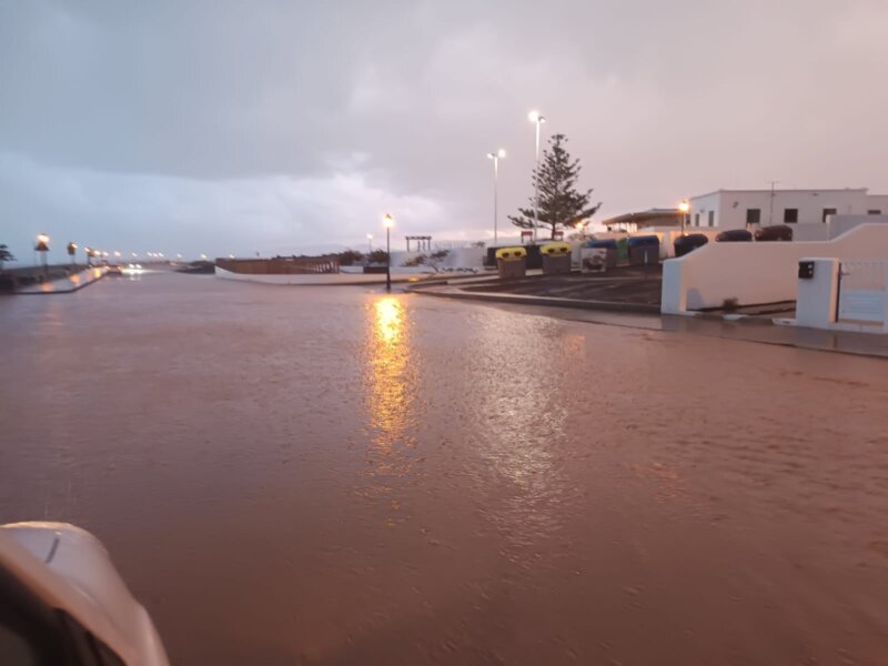 Otra incidencia de esta Dana ha sido inundación en la Avenida del Marinero, en la zona de Tinajo. 