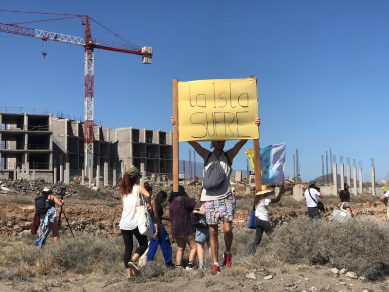 Imagen archivo de ecologistas protestando cerca de las obras de La Tejita
