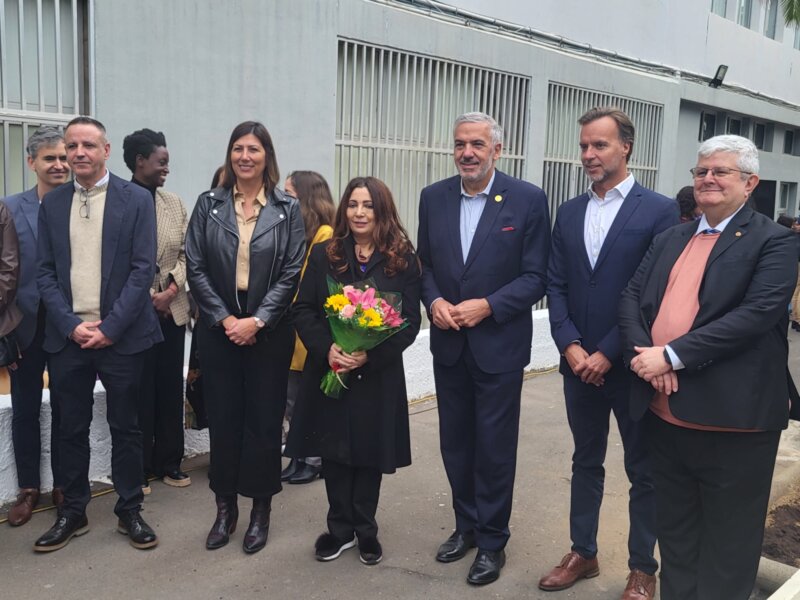 Ouided Bouchamaoui (en el centor de la imagen) Premio Nobel de la Paz ha visitado el IES Pérez Galdós en Gran Canaria / Gobierno de Canarias 