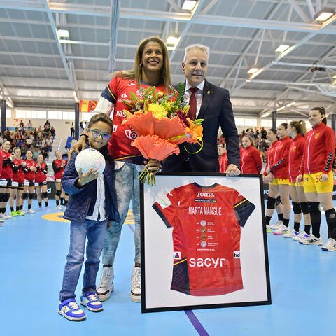 Marta Mangué recibe el reconocimiento del balonmano español. Imagen RFEB