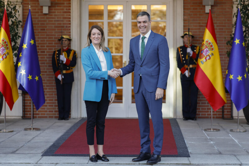 MADRID, 01/03/2024.- El presidente del Gobierno, Pedro Sánchez, saluda a la presidenta del Parlamento Europeo, Roberta Metsola, a quien recibió este viernes en el complejo de La Moncloa. EFE/ Mariscal