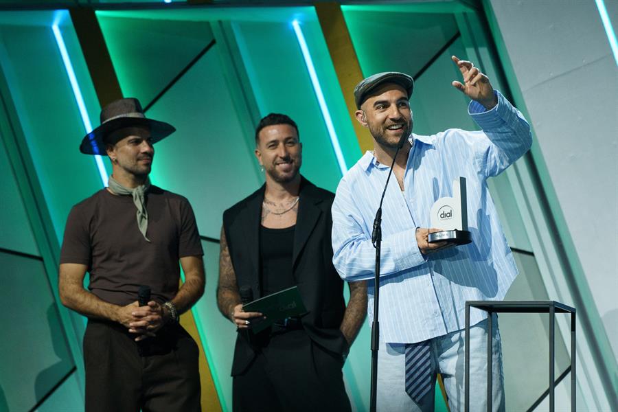 El cantante Nil Moliner recibe su premio durante la gala de los XXVIII Premios Dial que se celebra este jueves en el Recinto Ferial de Santa Cruz de Tenerife EFE/Ramón de la Rocha
