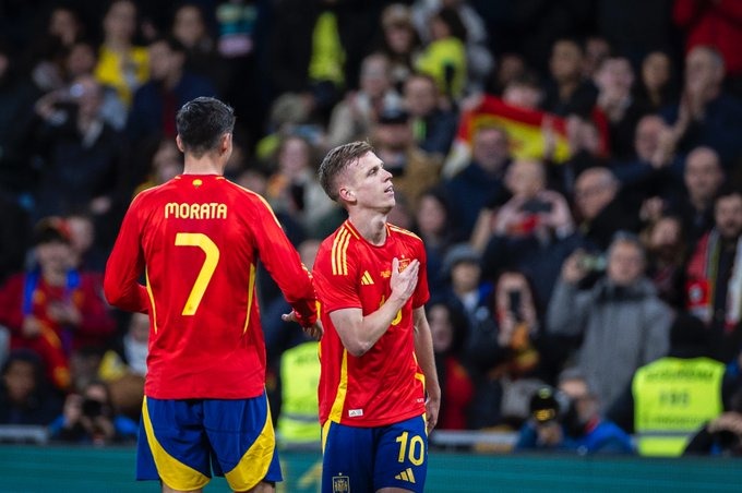 Olmo y Morata durante el encuentro amistoso entre España y Brasil en el Santiago Bernabéu. Foto RFEF