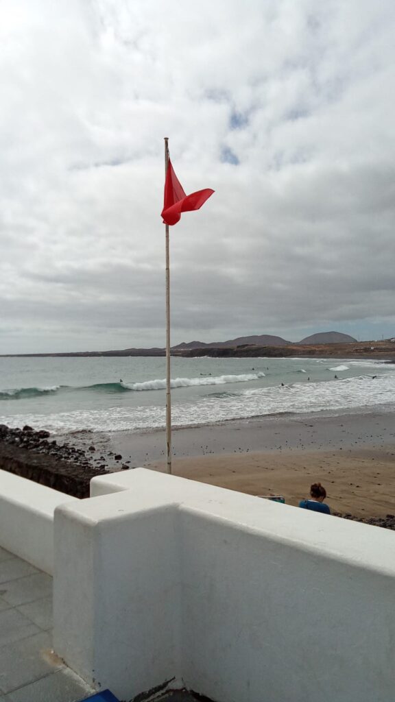 Playa de La Garita en Lanzarote con bandera roja este lunes 11 de marzo de 2024