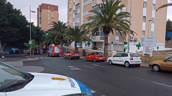 Actuación de la policía local en la Avenida de Los Príncipes tras el incendio. Foto "X" Policía Local de Santa Cruz de Tenerife 