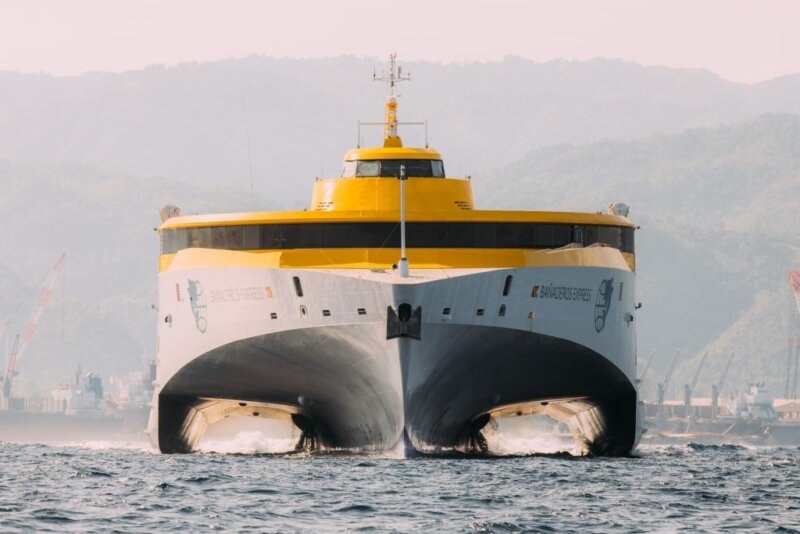 Un vehículo que hacía el trayecto La Gomera - Tenerife este sábado ha caído al mar a pocos minutos de salir de la isla colombina