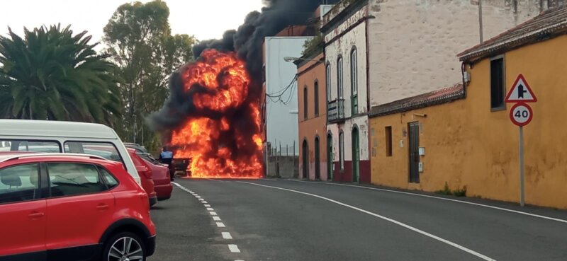 Un camión grúa se incendia en Gran Canaria propagando el fuego a una vivienda