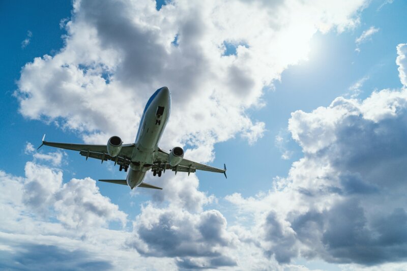Transportes propone un tope para los billetes de avión a Canarias