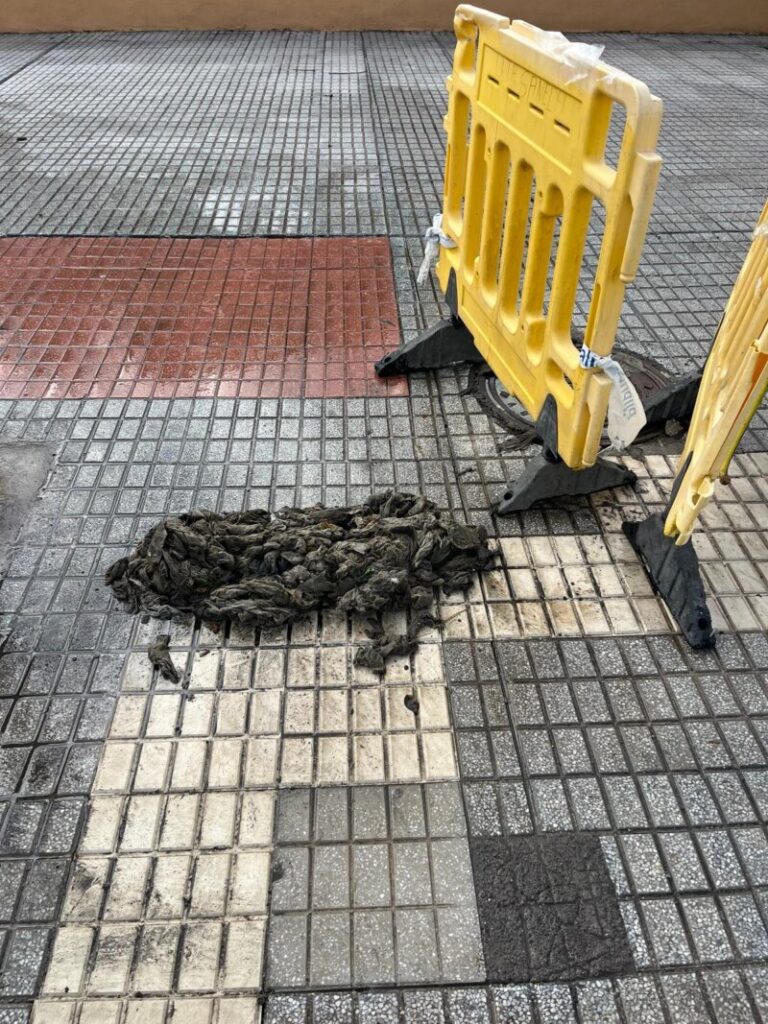 Restos de las toallitas que crearon tapones en la red de saneamiento que no permitía el correcto tránsito / Ayuntamiento de Candelaria 