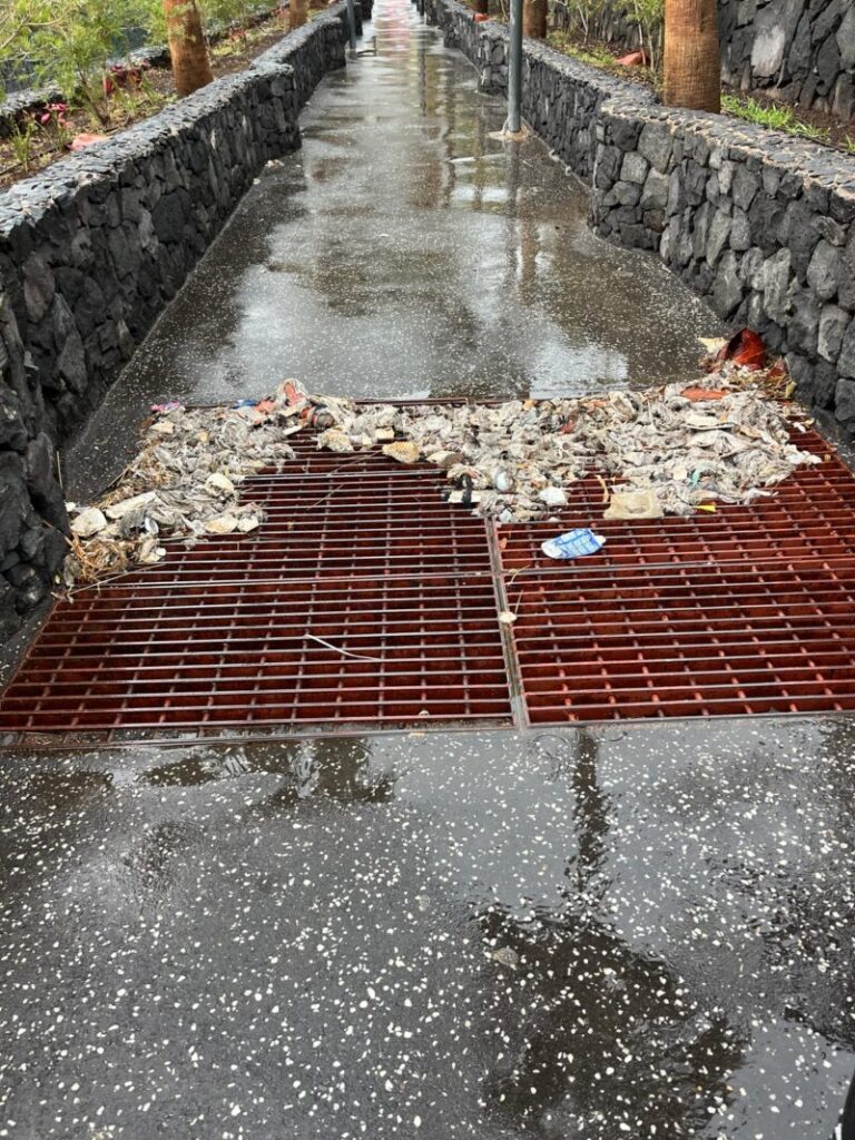 Cientos de materiales fueron arrastrados por las lluvias y pasado a la red de saneamiento / Ayuntamiento de Candelaria 
