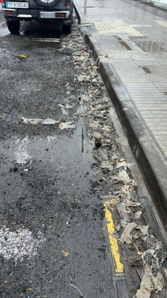 Restos de materiales desechables que han rebosado la red de saneamiento / Ayuntamiento de Candelaria 