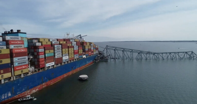 Una vista desde un dron del buque de carga Dali, que se estrelló contra el puente Francis Scott Key provocando su colapso, en Baltimore, Maryland, EE. UU., el 26 de marzo de 2024, en esta imagen fija tomada de un video distribuido. NTSB/Handout vía REUTERS 