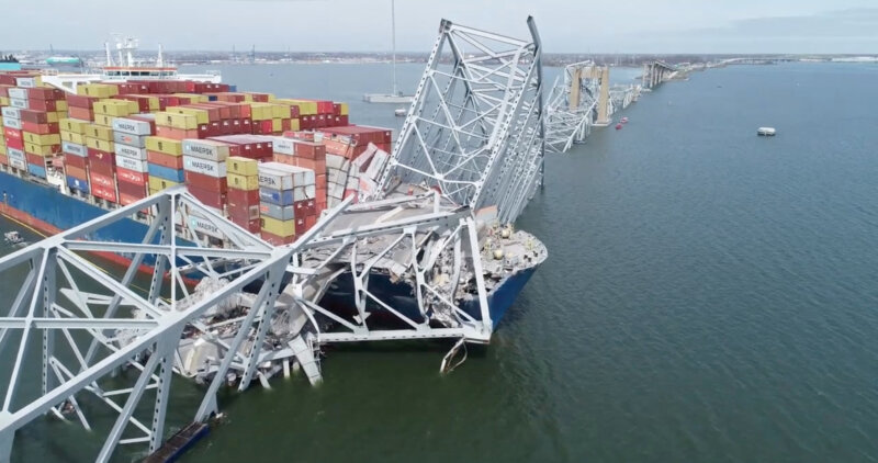 Una vista desde un dron del buque de carga Dali, que se estrelló contra el puente Francis Scott Key provocando su colapso, en Baltimore, Maryland, EE. UU., el 26 de marzo de 2024, en esta imagen fija tomada de un video distribuido. NTSB/Handout vía REUTERS 