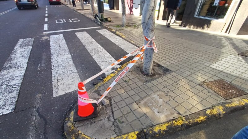 Imagen del lugar donde se ubicaba el semáforo en la calle Pablo Neruda, en Telde. Al lado de la parada de guaguas se puede apreciar el semáforo 