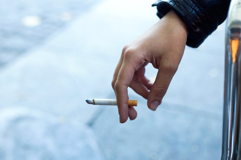 Canarias apoya el plan antitabaco del Ministerio. Imagen: Mujer fumando por la calle.  Freepik