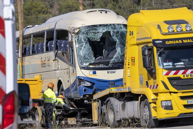 Vehículo accidentado en Mallorca con viajeros del Imserso. Imagen EFE