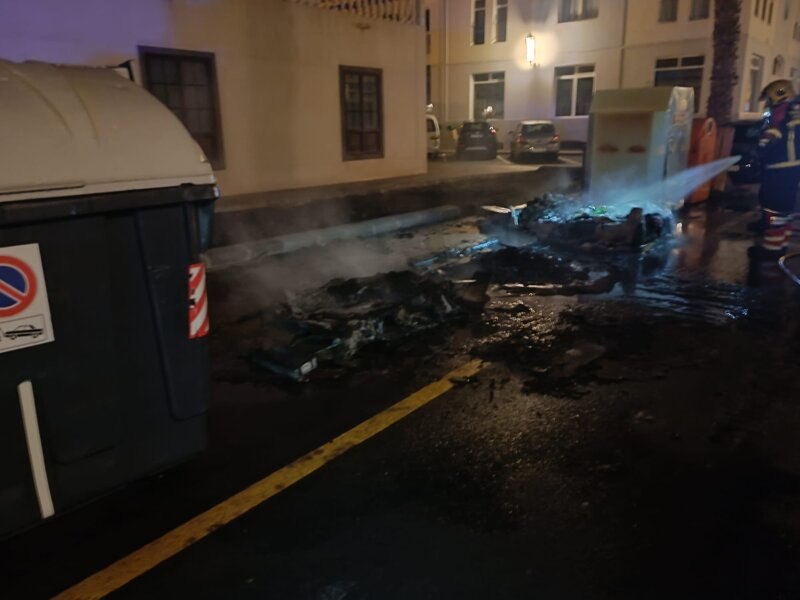 Bomberos del Consorcio de Seguridad y Emergencias de Lanzarote actuando en la extinción del incendio