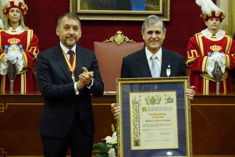 El Ilustrador Manuel Darias Darias recibe la Medalla de Oro de Santa Cruz de Tenerife