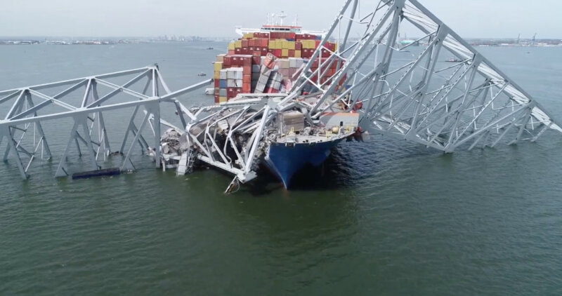 Una vista desde un dron del buque de carga Dali, que se estrelló contra el puente Francis Scott Key provocando su colapso, en Baltimore, Maryland, EE. UU., el 26 de marzo de 2024, en esta imagen fija tomada de un video distribuido. NTSB/Handout vía REUTERS 