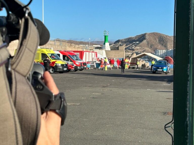 Socorren un cayuco con 34 migrantes a 15 kilómetros de El Hierro