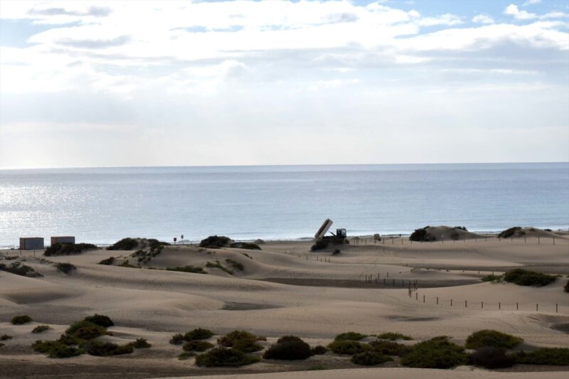 Trasladan 78 toneladas de arena del paseo a la orilla de Playa del Inglés