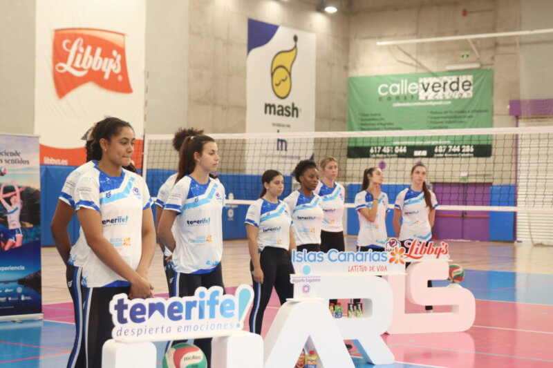Algunas de las jugadores del Tenerife Libby´s La Laguna en la previa del partido ante los medios de comunicación / Club Voleibol Haris