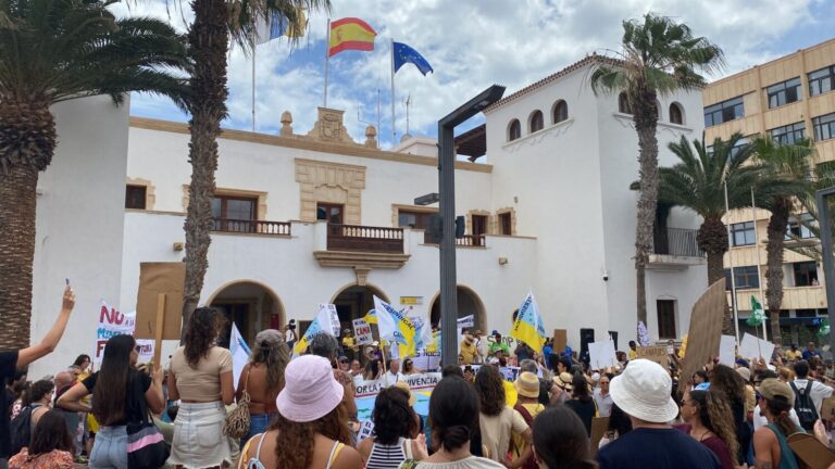 La manifestación ‘Canarias tiene un límite’ en imágenes
