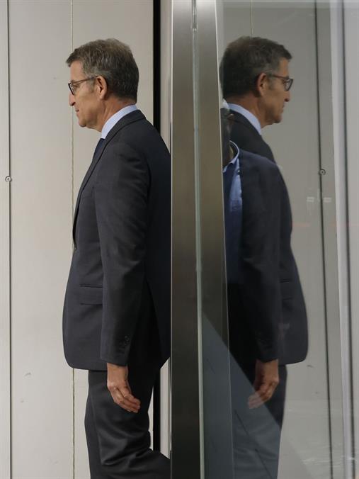 El líder del PP, Alberto Núñez Feijóo, ha acusado a Pedro Sánchez de tomar el pelo a los españoles al anunciar que continúa como presidente del Gobierno tras cinco días de reflexión.