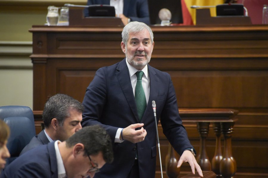 El presidente de Canarias, Fernando Clavijo, aborda la situación migratoria en el Pleno del Parlamento. Imagen Presidencia del Gobierno