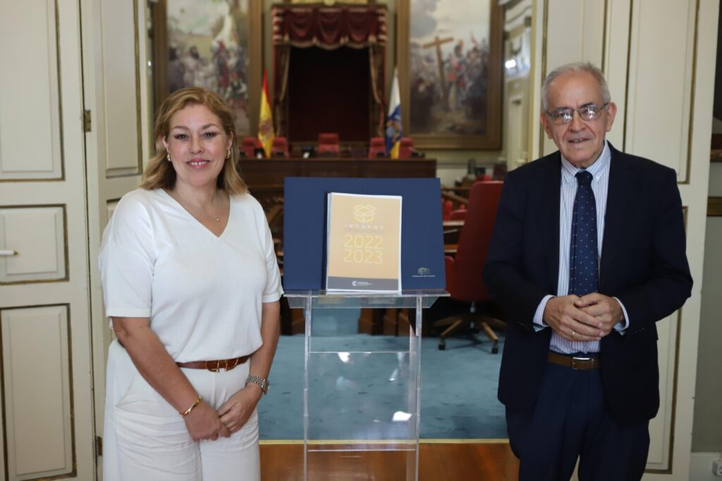 Imagen Astrid Pérez, presidenta del Parlamento de Canarias y el Comisionado de Transparencia, Daniel Cerdán. Foto Parlamento de Canarias 