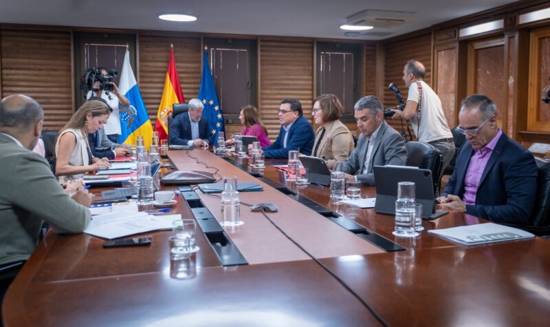 El Gobierno de Canarias establecerá un protocolo para zonas tensionadas Imagen: Reunión del Consejo de Gobierno, 8 de abril de 2024