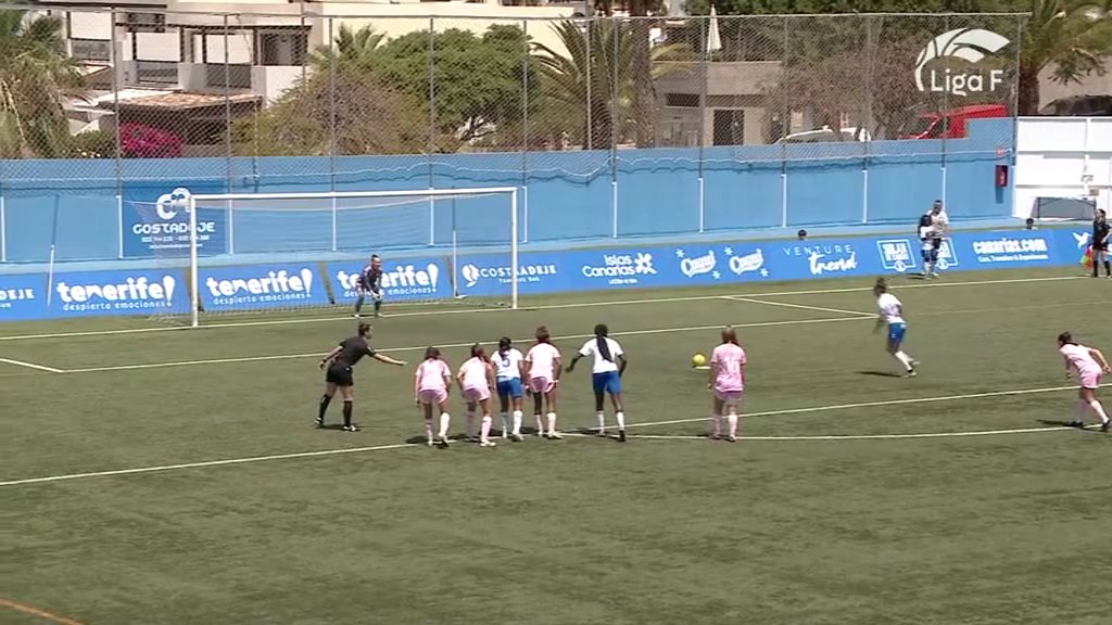 Costa Adeje Tenerife - Madrid FC. Imagen: Patri Gavira lanza el penalti que supone el primer gol del Costa Adeje Tenerife. Fotograma RTVC