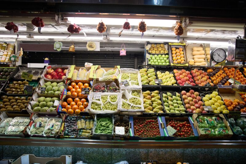 Expositor de una frutería en un mercado. Los supermercados elevan precios una media de 38% en tres años, con el aceite de oliva disparado, según OCU / Archivo Europa Press