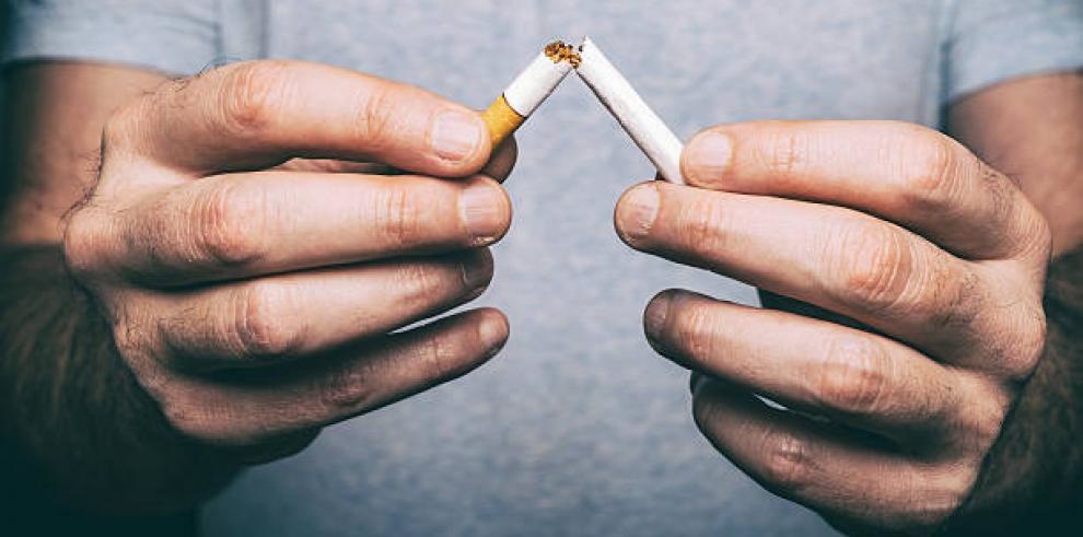 Una persona rompe por la mitad un cigarro de tabaco / Archivo Europa Press