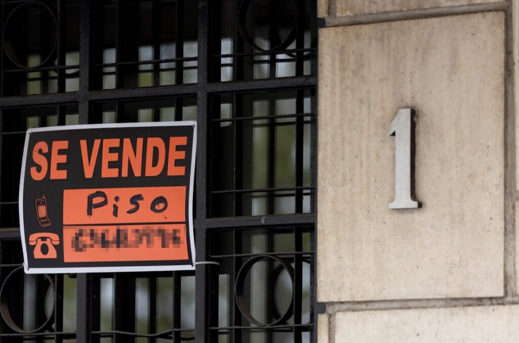 Cae la compraventa de viviendas en Canarias en febrero. Imagen: Vista de un cartel de 'Se vende' en un portal de un edificio. Europa Press