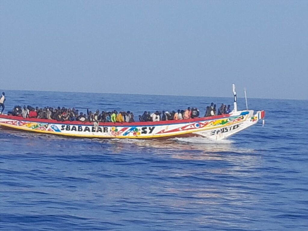 Rescatan un cayuco con unos cien migrantes al sur de Gran Canaria