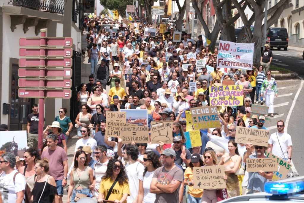 Manifestantes durante las protestas contra el turismo masivo del 22 de abril de 2024.