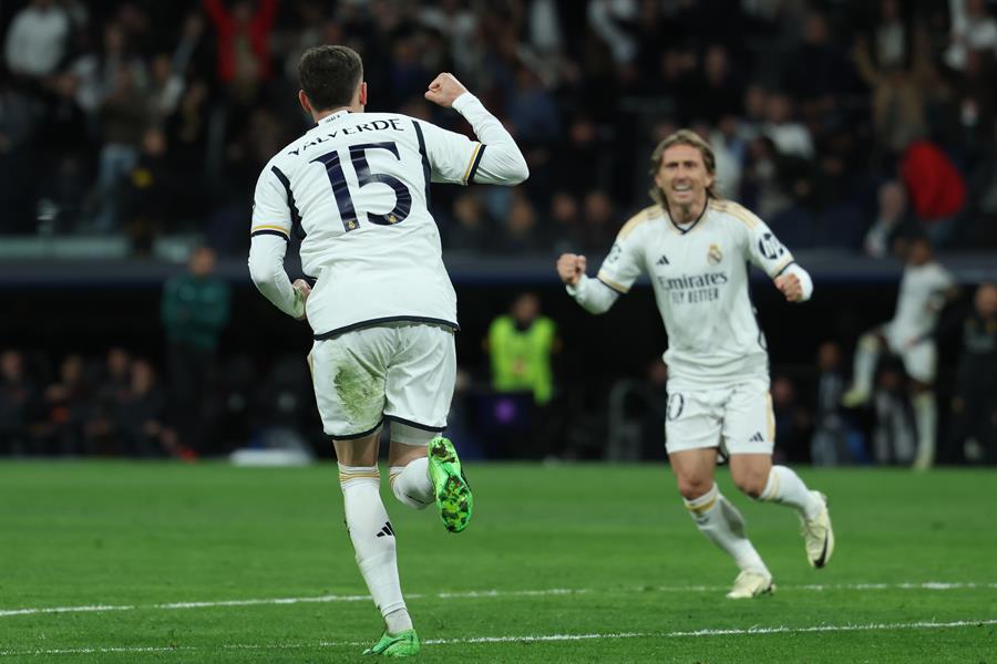 Fede Valverde celebra el gol del empate con Modric. Imagen EFE