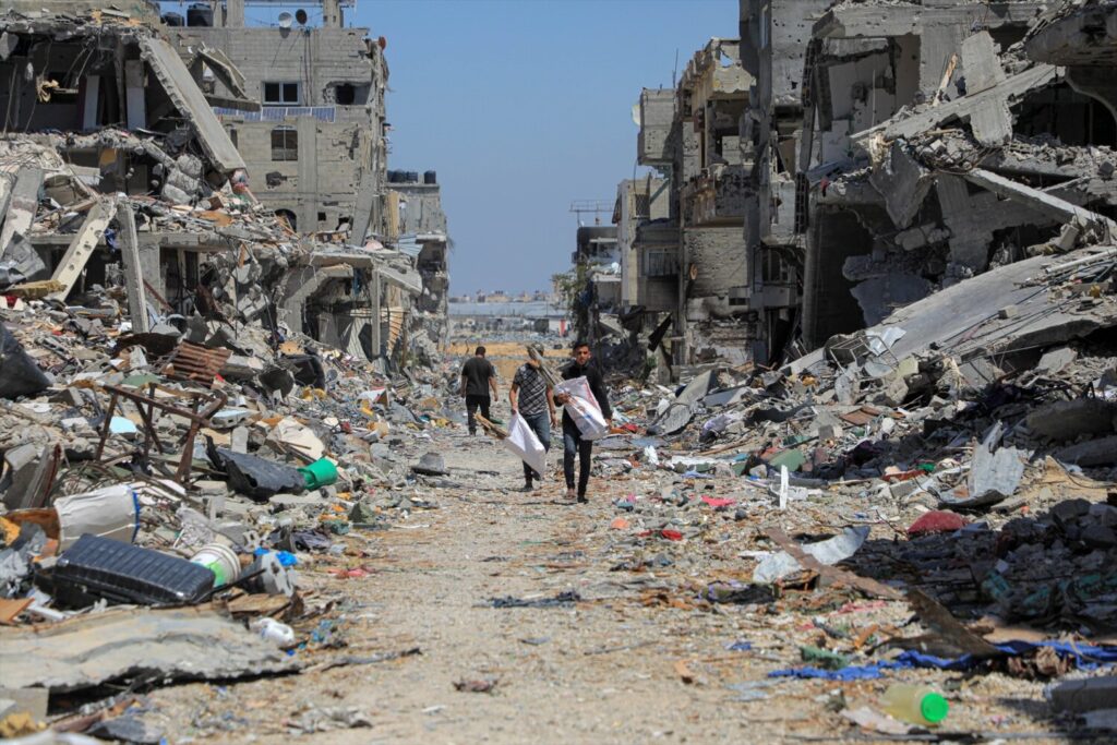 Palestinos caminan entre edificios destruidos por los bombardeos del Ejército de Israel contra la ciudad de Jan Yunis, en el sur de la Franja de Gaza (archivo) Europa Press/Contacto/Rizek Abdeljawad 